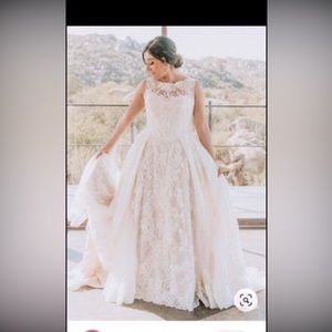 Gorgeous New Oleg Cassini wedding dress & shoes size8! Back & front lace veil!